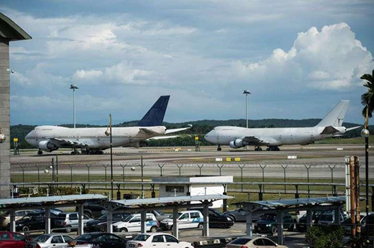 В аэропорту Токио столкнулись два грузовых самолета