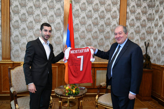 Henrikh Mkhitaryan presents shirt with his name to Armenia’s President