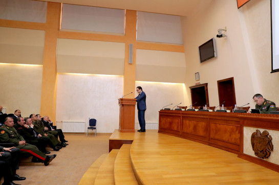 Тигран Авинян выступил с лекцией в министерстве обороны Армении