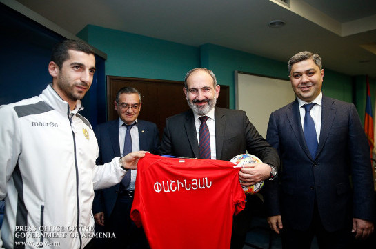 Armenian PM calls to all to go and back Armenian football team today