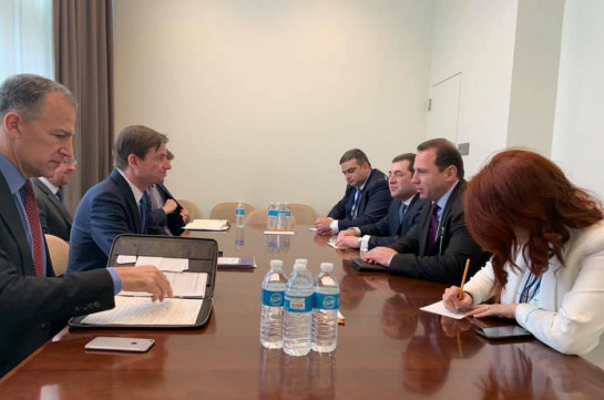 Глава Минобороны Армении провел переговоры с заместителем госсекретаря США
