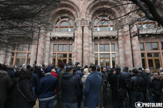 Protest action in support of dismissed Opera Academic Theatre director continues in front of Government building: seven participants meet with PM