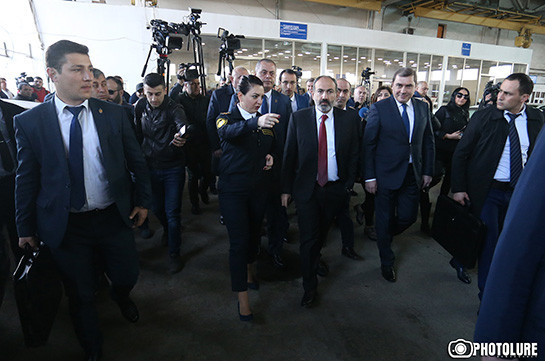 Armenia’s PM visits Noragavit customs office, instructs to fire all