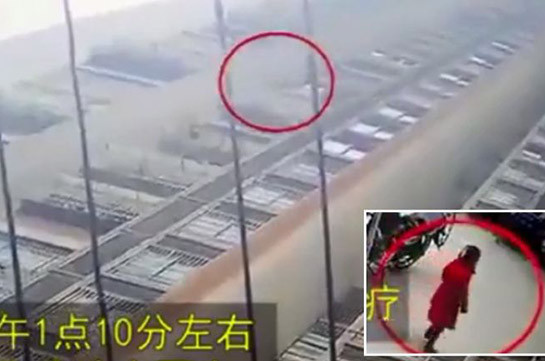 Ребенок выжил после падения с 26-го этажа в Китае