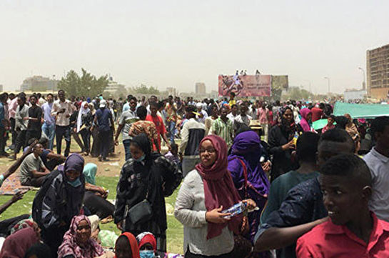 Новый глава военного совета Судана предложил оппозиции провести встречу
