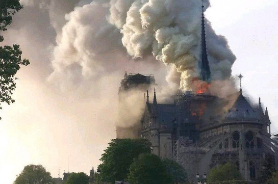 В соборе Парижской Богоматери вспыхнул пожар. LIVE