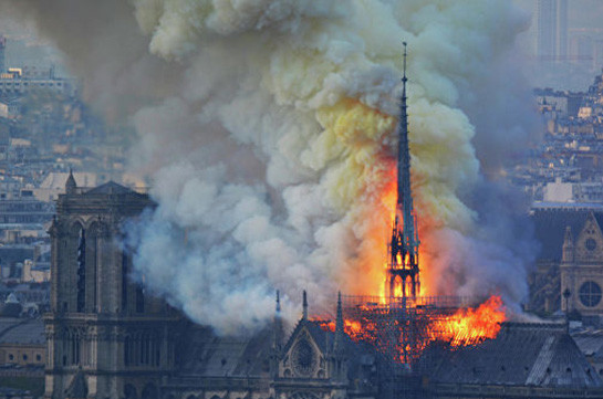 Япония рассмотрит вопрос о помощи Франции после пожара в Нотр-Даме