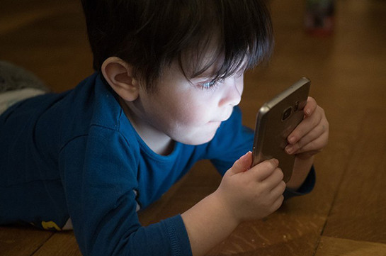 В ВОЗ заявили, что дети до пяти лет не должны проводить перед экраном больше часа в день