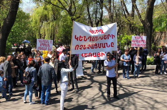В день открытия сезона в Ереванском зоопарке проходит акция протеста с требованием отставки директора