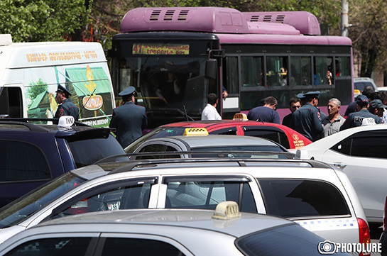 Водители такси проводят акцию в центре Еревана: заблокирован перекрестке улиц Корьюн – Абовян