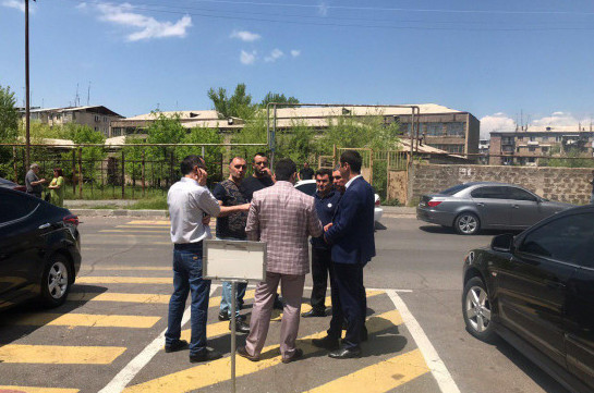 Сторонники Роберта Кочаряна собрались у здания суда в Ереване
