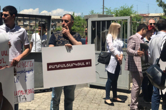 Ռոբերտ Քոչարյանի աջակիցները բողոքի ցույց են անում դատարանի բակում (ուղիղ)