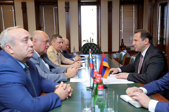 Глава Минобороны Армении обсудил вопросы сотрудничества с парламентской делегацией России