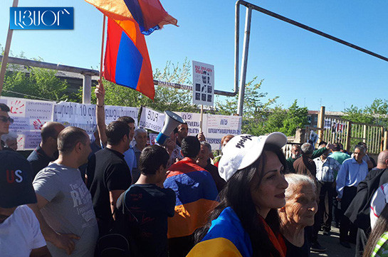 После приезда в суд президентов Арцаха число участников акции против освобождения Кочаряна возросло