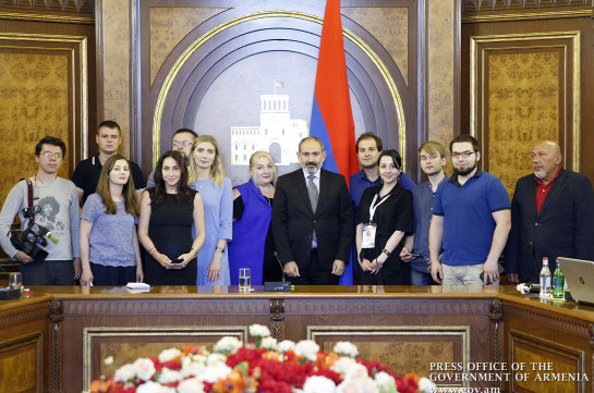 Премьер-министр Армении провел встречу с представителями ряда ведущих российских СМИ