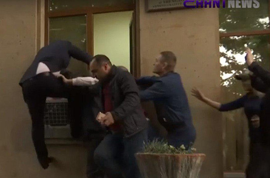 Ցուցարարները խոչընդոտել են դատավոր Դավիթ Բալայանի մուտքը դատարան, նա վայր է ընկել