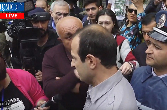 ՍԴ մուտքի մոտ լարված իրավիճակ է, ոստիկանները հրելով տարածքից հեռացրին փաստաբան Գեղամ Սիմոնյանին