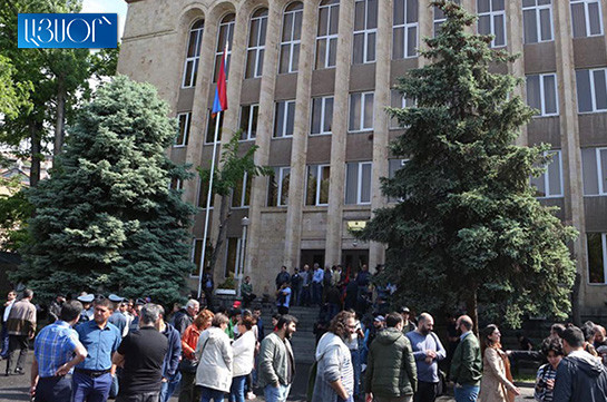 На призыв премьер-министра Армении заблокировать суды откликнулись около 1100 человек