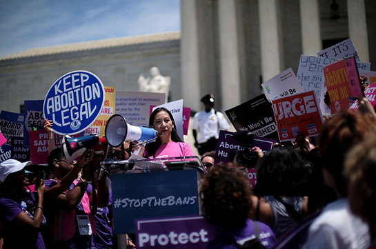 В США прошли марши против ограничения прав на аборты