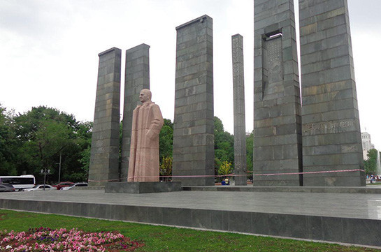 Ինչու է «ժապավենապատվել» Մյասնիկյանի արձանը. Լուսանկարներ