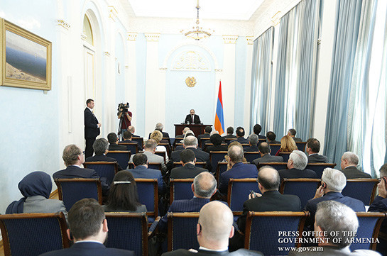 Никол Пашинян провел встречу с аккредитованными в Армении послами