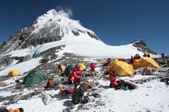 Число погибших альпинистов на Эвересте в весеннем сезоне достигло десяти