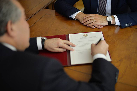 Արմեն Սարգսյանը հրամանագրեր է ստորագրել նախարարներ նշանակելու մասին