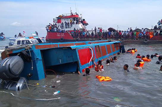 В Индонезии перевернулось грузовое судно