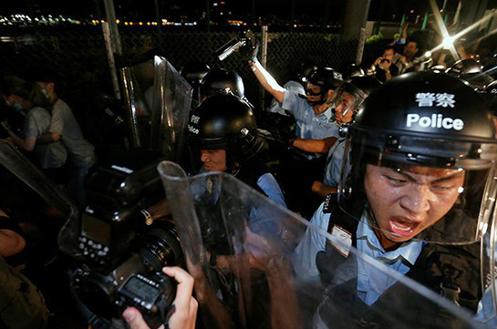 Полиция применила перцовый газ и дубинки против демонстрантов в Гонконге