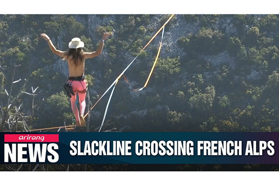 В французских Альпах слэклайнеры посоревновались на скорость (Видео)