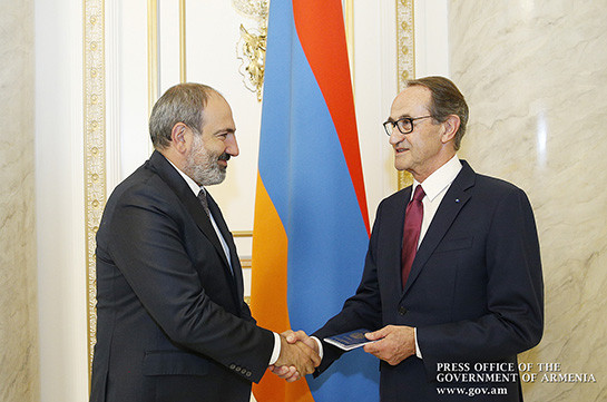 Премьер вручил Рене Руке паспорт гражданина Республики Армения