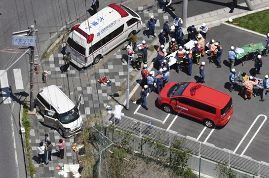 В Японии машина протаранила группу детей