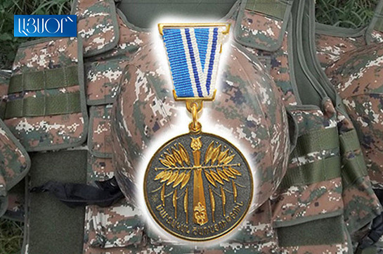 Бако Саакян посмертно наградил военнослужащего Армии обороны медалью «За боевые заслуги»