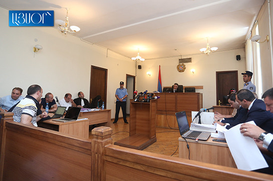 Судья по делу Роберта Кочаряна и других удалился в совещательную комнату