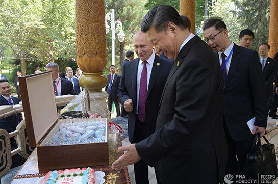Путин подарил Си Цзиньпину на день рождения российское мороженое