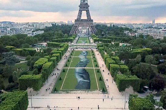 Փարիզի Մարսյան դաշտում միգրանտներին նվիրված հսկա պատկեր է հայտնվել (Տեսանյութ)