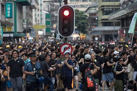 Демонстранты разблокировали движение транспорта в центре Гонконга