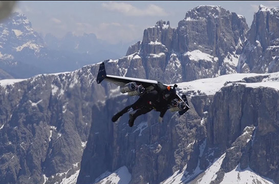 Экстремал с реактивным крылом за спиной разогнался над Альпами до 278 км/ч (Видео)