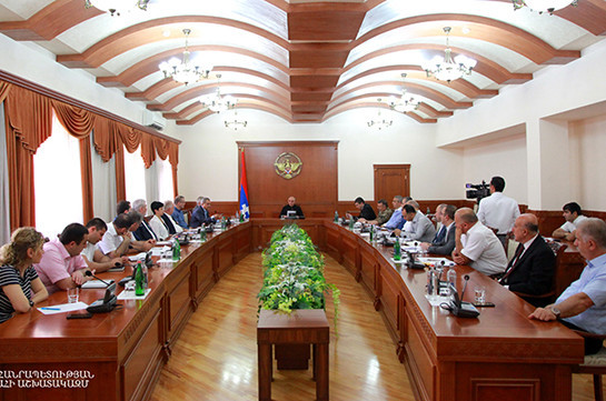 Бако Саакян провел рабочее совещание по вопросам проведения в Арцахе VII Всеармянских летних игр