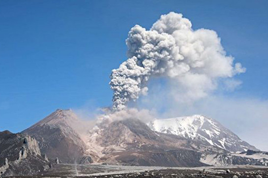 Вулкан Шивелуч на Камчатке выбросил четырехкилометровый столб пепла