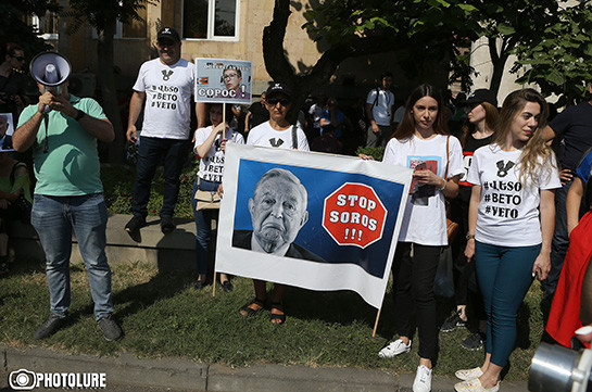 Политические силы и сторонники Роберта Кочаряна присоединились к акции движения «ВЕТО» перед Конституционным судом