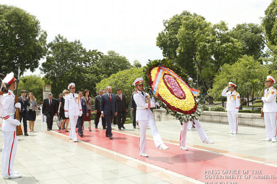 Премьер Никол Пашинян воздал дань уважения памяти героев Вьетнама и Хо Ши Мина