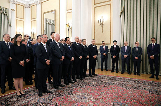 Новое правительство Греции приняло присягу в президентском дворце