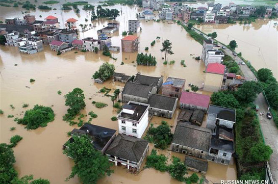 В Китае эвакуировали 77 тысяч человек из-за проливных дождей