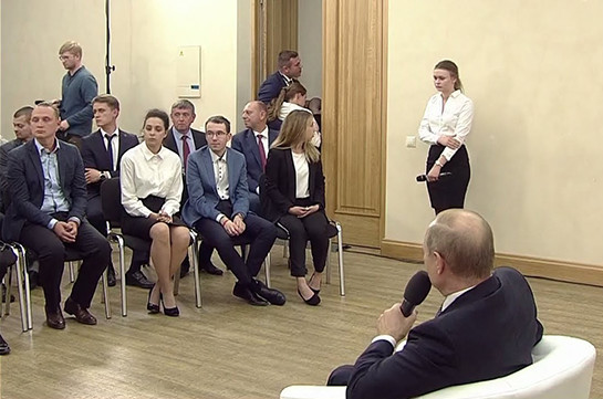 Студентка упала в обморок на встрече с Путиным (Видео)