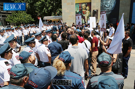 Ոստիկանները Քոչարյանի աջակիցներից մեկին բռնի ուժով բերման ենթարկեցին