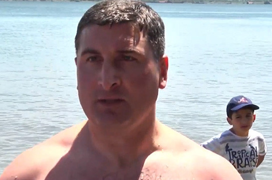 Губернатор Гегаркуникской области сдержал обещание и искупался в озере Севан