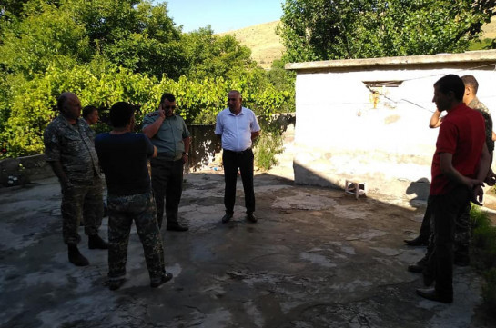 ВС Азербайджана стреляли в направлении села Елпин, повреждена крыша дома одного из жителей