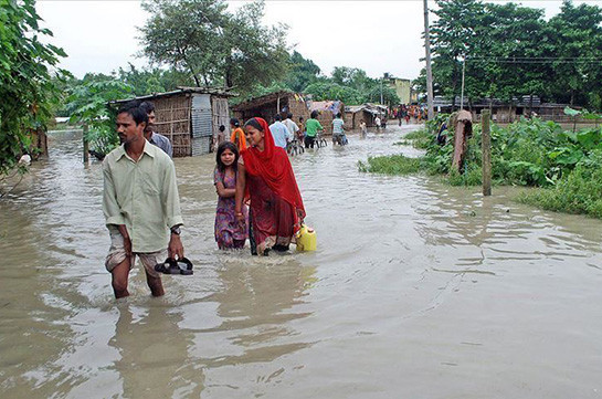 Число жертв наводнений и оползней в Непале возросло до 90 человек