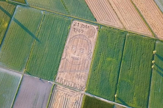 Портрет Нила Армстронга на пшеничном поле (Видео)